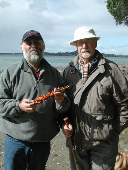  Guillermo "Willy" Kuschel  y Juan E. Barriga-Tuñón Auckland NZ (ago 2004)